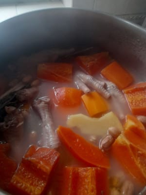 Wenn die Suppe gar ist, 1/2 EL Salz dazugeben, Hitze abstellen und wieder abdecken.