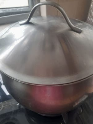 3 Liter Wasser in einem Topf zum Kochen bringen. Warten, bis das Wasser kocht.