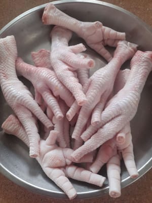 Wash the chicken feet and cut the nails, then boil them briefly to remove dirt and fat. When the water is boiling, remove them.