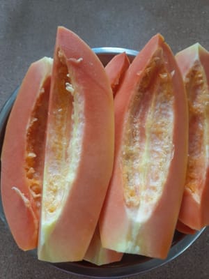 Peel the papaya and cut it in half, remove the contents and wash it clean, cut it into pieces.
