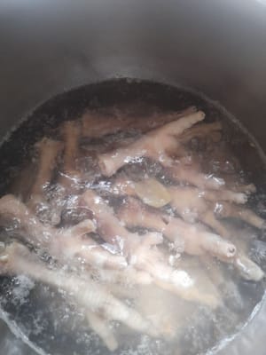 Wash the chicken feet and cut the nails, then boil them briefly to remove dirt and fat. When the water is boiling, remove them.
