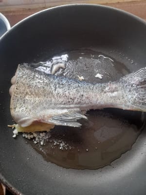 Den Fischschwanz waschen, dann braten, bis er gar ist