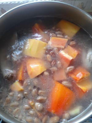 Sobald das Wasser kocht, alle vorbereiteten Zutaten außer der Papaya hinzufügen und 15 Minuten bei starker Hitze kochen, bis der Saft austritt. Dann die Papaya hinzufügen und 10 Minuten bei starker Hitze kochen lassen, dann die Hitze reduzieren. Abdecken und 2 Stunden kochen lassen.