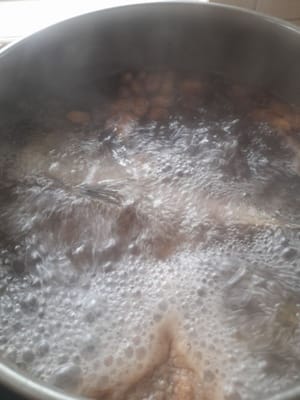After the water boils, add all the ingredients that have been prepared, except for the papaya, boil for 15 minutes on high heat so that the juice comes out, then add the papaya, boil for 10 minutes on high heat, then reduce the heat. Cover and boil for 2 hours.