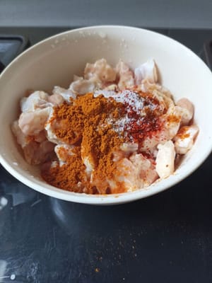 Après égouttage, ajoutez toutes les épices, la poudre de curry, la poudre de poivre, les piments séchés écrasés, la poudre de cumin, le sel et le bouillon de poulet, puis