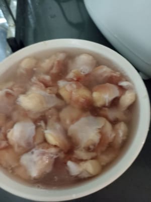 Ajouter suffisamment d'eau jusqu'à ce que les os de poulet soient immergés, laisser tremper pendant 20 minutes.