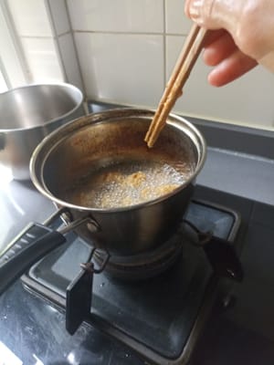 Une fois l'huile chaude, ajoutez les jeunes os de poulet, enrobez-les de farine un à un, laissez reposer quelques minutes, une fois qu'ils ne sont plus collants, faites frire sans arrêter jusqu'à ce qu'ils soient dorés, vous pouvez utiliser une friteuse à air.