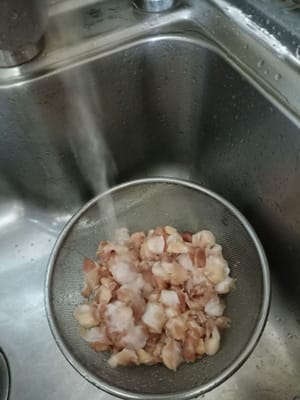20 minutes plus tard, laver les os de poulet et