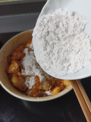 Ajouter toute la farine, la farine de riz et le tapioca