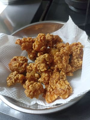 Préparer une assiette ou un récipient recouvert de papier absorbant et y retirer les filets de poulet cuits. Ici, j'ai utilisé 15 minutes, puis répéter l'étape 15 s'ils ne sont pas tous frits.