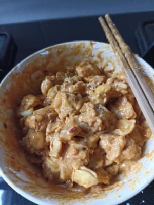 Remuez la farine jusqu'à ce qu'elle soit bien mélangée aux os de poulet, laissez reposer 20 minutes.