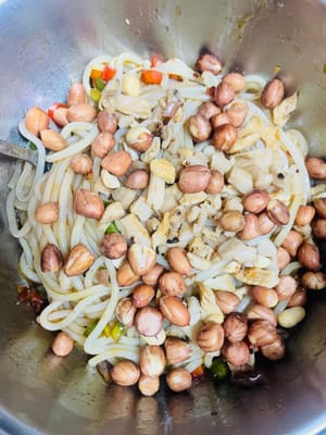 Mettete i noodles di riso in un contenitore capiente. Aggiungete prima 1 cucchiaio di olio al peperoncino e 2 cucchiai di salsa di soia. Quindi, prelevate un cucchiaio di olio piccante ottenuto versando a filo olio di sesamo caldo e peperoncini verdi e rossi tritati. Mescolate bene. Ogni noodles di riso è ricoperto dalla salsa oleosa, l'aroma è così invitante che farà bussare alla porta i vicini! Aggiungete il ravanello essiccato saltato in padella e le arachidi fritte, e infine cospargete con coriandolo e cipollotti tritati. Mescolate bene ed è pronto da mangiare! L'aroma è così forte che vi lascerà a bocca aperta; ogni boccone è autentico sapore di Nanchang!