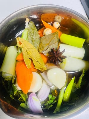 Mettere le verdure tritate, le spezie e lo strutto in un pentolino. Versare olio da cucina a sufficienza per coprire gli ingredienti. Cuocere a fuoco lento per 10-15 minuti, finché i solidi non diventano dorati.

✅ Consiglio: Questo olio riempirà tutta la casa di profumo durante la cottura! È possibile prepararne una quantità maggiore e conservarla in frigorifero fino a 7 giorni. È perfetto per preparare spaghetti all'olio di cipollotto o piatti freddi; il suo profumo attirerà persino i vicini!