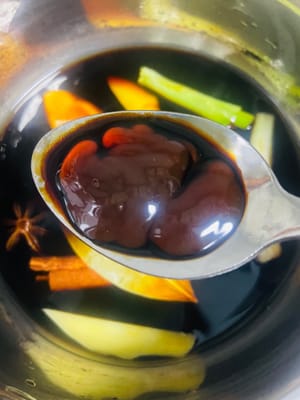 Versare in un pentolino 100 ml di salsa di soia chiara, la salsa di ostriche e 50 ml di acqua. Portare a ebollizione e cuocere a fuoco lento per 3 minuti.

✅ Consiglio: questa salsa di soia ha un sapore leggermente dolce e saporito, perfetta per condire i rotoli di riso cantonese o semplicemente per condire direttamente i noodles. È versatile e pratica.