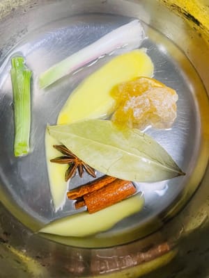 Versare in un pentolino 100 ml di salsa di soia chiara, la salsa di ostriche e 50 ml di acqua. Portare a ebollizione e cuocere a fuoco lento per 3 minuti.

✅ Consiglio: questa salsa di soia ha un sapore leggermente dolce e saporito, perfetta per condire i rotoli di riso cantonese o semplicemente per condire direttamente i noodles. È versatile e pratica.