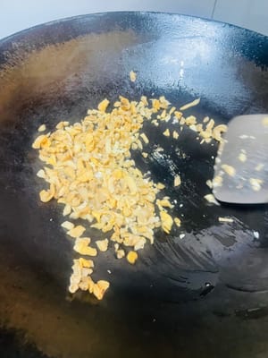 Ravanelli secchi saltati in padella: Tritate i ravanelli secchi e saltateli in padella finché l'acqua non evapora. Lasciate un po' d'olio sul bordo della padella, aggiungete l'aglio tritato e saltate a fuoco basso finché non si sarà sprigionato il suo profumo. Quindi, fate saltare l'aglio e i ravanelli insieme in modo uniforme.

✅ Consiglio: Questo è il ravanello secco fatto in casa da mia madre. Se lo comprate da fuori, cercate di scegliere una varietà più dolce; diventerà più profumato man mano che lo masticherete!