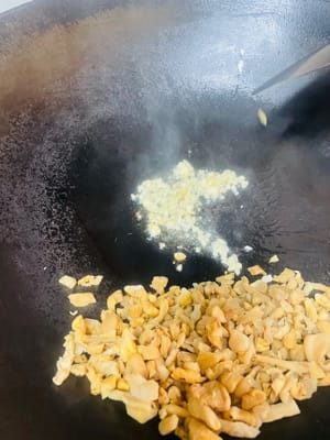 Ravanelli secchi saltati in padella: Tritate i ravanelli secchi e saltateli in padella finché l'acqua non evapora. Lasciate un po' d'olio sul bordo della padella, aggiungete l'aglio tritato e saltate a fuoco basso finché non si sarà sprigionato il suo profumo. Quindi, fate saltare l'aglio e i ravanelli insieme in modo uniforme.

✅ Consiglio: Questo è il ravanello secco fatto in casa da mia madre. Se lo comprate da fuori, cercate di scegliere una varietà più dolce; diventerà più profumato man mano che lo masticherete!