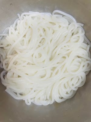 Spaghetti di riso: Mettere gli spaghetti di riso in una pentola, portare l'acqua a ebollizione e cuocere per circa 15 minuti. Toglierli dal fuoco e sciacquarli con acqua fredda bollente per rimuovere i residui appiccicosi in superficie. Metterli in un contenitore capiente.