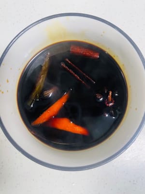 Versare in un pentolino 100 ml di salsa di soia chiara, la salsa di ostriche e 50 ml di acqua. Portare a ebollizione e cuocere a fuoco lento per 3 minuti.

✅ Consiglio: questa salsa di soia ha un sapore leggermente dolce e saporito, perfetta per condire i rotoli di riso cantonese o semplicemente per condire direttamente i noodles. È versatile e pratica.