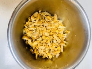 Ravanelli secchi saltati in padella: Tritate i ravanelli secchi e saltateli in padella finché l'acqua non evapora. Lasciate un po' d'olio sul bordo della padella, aggiungete l'aglio tritato e saltate a fuoco basso finché non si sarà sprigionato il suo profumo. Quindi, fate saltare l'aglio e i ravanelli insieme in modo uniforme.

✅ Consiglio: Questo è il ravanello secco fatto in casa da mia madre. Se lo comprate da fuori, cercate di scegliere una varietà più dolce; diventerà più profumato man mano che lo masticherete!