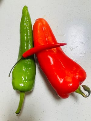 Olio al peperoncino piccante: tritate finemente i peperoncini verdi e rossi e metteteli in una ciotola. Versate l'olio di sesamo appena fatto e bollente. Con un leggero sfrigolio, l'aroma riempirà all'istante tutta la cucina! Questo olio al peperoncino è umido, profumato e piccante, un abbinamento perfetto per l'olio al peperoncino che seguirà. Aggiungetene un cucchiaio mentre mescolate i noodles e sarà così delizioso che vorrete leccare la ciotola per pulirla!