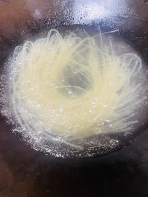 Spaghetti di riso: Mettere gli spaghetti di riso in una pentola, portare l'acqua a ebollizione e cuocere per circa 15 minuti. Toglierli dal fuoco e sciacquarli con acqua fredda bollente per rimuovere i residui appiccicosi in superficie. Metterli in un contenitore capiente.