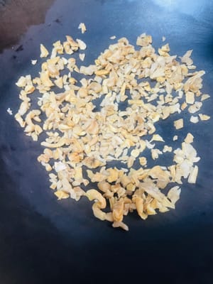 Ravanelli secchi saltati in padella: Tritate i ravanelli secchi e saltateli in padella finché l'acqua non evapora. Lasciate un po' d'olio sul bordo della padella, aggiungete l'aglio tritato e saltate a fuoco basso finché non si sarà sprigionato il suo profumo. Quindi, fate saltare l'aglio e i ravanelli insieme in modo uniforme.

✅ Consiglio: Questo è il ravanello secco fatto in casa da mia madre. Se lo comprate da fuori, cercate di scegliere una varietà più dolce; diventerà più profumato man mano che lo masticherete!