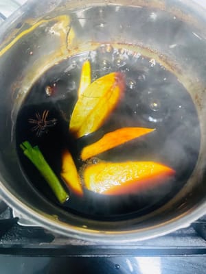 Versare in un pentolino 100 ml di salsa di soia chiara, la salsa di ostriche e 50 ml di acqua. Portare a ebollizione e cuocere a fuoco lento per 3 minuti.

✅ Consiglio: questa salsa di soia ha un sapore leggermente dolce e saporito, perfetta per condire i rotoli di riso cantonese o semplicemente per condire direttamente i noodles. È versatile e pratica.