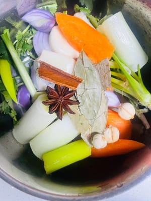 Mettere le verdure tritate, le spezie e lo strutto in un pentolino. Versare olio da cucina a sufficienza per coprire gli ingredienti. Cuocere a fuoco lento per 10-15 minuti, finché i solidi non diventano dorati.

✅ Consiglio: Questo olio riempirà tutta la casa di profumo durante la cottura! È possibile prepararne una quantità maggiore e conservarla in frigorifero fino a 7 giorni. È perfetto per preparare spaghetti all'olio di cipollotto o piatti freddi; il suo profumo attirerà persino i vicini!