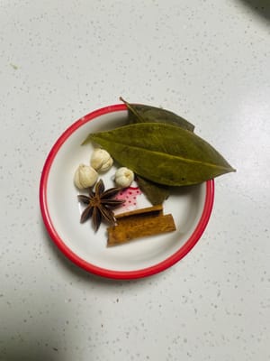 Preparare le spezie: lavare il cardamomo, l'anice stellato, le foglie di alloro e la cannella e asciugarli tamponandoli con carta da cucina.