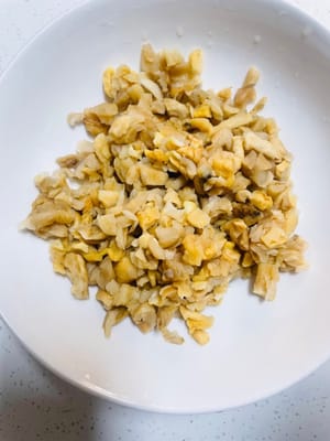 Ravanelli secchi saltati in padella: Tritate i ravanelli secchi e saltateli in padella finché l'acqua non evapora. Lasciate un po' d'olio sul bordo della padella, aggiungete l'aglio tritato e saltate a fuoco basso finché non si sarà sprigionato il suo profumo. Quindi, fate saltare l'aglio e i ravanelli insieme in modo uniforme.

✅ Consiglio: Questo è il ravanello secco fatto in casa da mia madre. Se lo comprate da fuori, cercate di scegliere una varietà più dolce; diventerà più profumato man mano che lo masticherete!