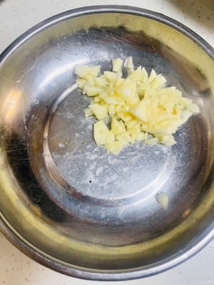 Tritare l'aglio e metterlo da parte.