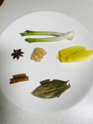 Salsa di soia composta: preparare fette di zenzero, foglie di alloro, anice stellato, zucchero di canna e cipollotto.