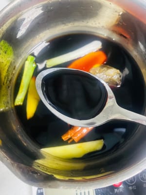 Versare in un pentolino 100 ml di salsa di soia chiara, la salsa di ostriche e 50 ml di acqua. Portare a ebollizione e cuocere a fuoco lento per 3 minuti.

✅ Consiglio: questa salsa di soia ha un sapore leggermente dolce e saporito, perfetta per condire i rotoli di riso cantonese o semplicemente per condire direttamente i noodles. È versatile e pratica.