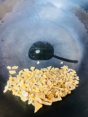 Ravanelli secchi saltati in padella: Tritate i ravanelli secchi e saltateli in padella finché l'acqua non evapora. Lasciate un po' d'olio sul bordo della padella, aggiungete l'aglio tritato e saltate a fuoco basso finché non si sarà sprigionato il suo profumo. Quindi, fate saltare l'aglio e i ravanelli insieme in modo uniforme.

✅ Consiglio: Questo è il ravanello secco fatto in casa da mia madre. Se lo comprate da fuori, cercate di scegliere una varietà più dolce; diventerà più profumato man mano che lo masticherete!