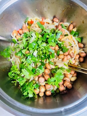 Mettete i noodles di riso in un contenitore capiente. Aggiungete prima 1 cucchiaio di olio al peperoncino e 2 cucchiai di salsa di soia. Quindi, prelevate un cucchiaio di olio piccante ottenuto versando a filo olio di sesamo caldo e peperoncini verdi e rossi tritati. Mescolate bene. Ogni noodles di riso è ricoperto dalla salsa oleosa, l'aroma è così invitante che farà bussare alla porta i vicini! Aggiungete il ravanello essiccato saltato in padella e le arachidi fritte, e infine cospargete con coriandolo e cipollotti tritati. Mescolate bene ed è pronto da mangiare! L'aroma è così forte che vi lascerà a bocca aperta; ogni boccone è autentico sapore di Nanchang!
