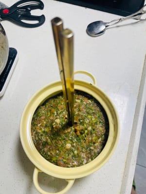Ajoutez 30 g d’huile de sésame à la garniture et mélangez bien. Cela permettra de conserver l’humidité. La garniture étant riche en eau, placez-la au réfrigérateur pendant 2 heures pour faciliter l’emballage.