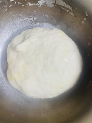 Mettere in una ciotola la farina, l'acqua, il sale e il lievito necessari per il pane, mescolare bene e impastare fino a ottenere un impasto grossolano, aggiungere un cucchiaio di olio di arachidi, continuare a impastare fino a ottenere un impasto liscio all'80%, coprire con pellicola trasparente e far fermentare a 28 gradi fino a quando non sarà 1,5-2 volte più grande.