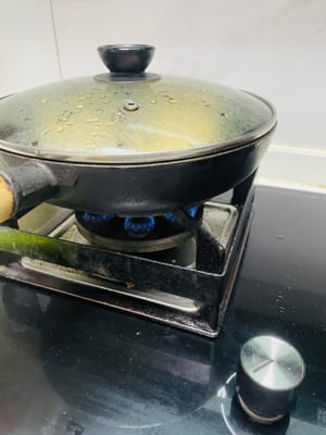 Préparez une casserole avec un couvercle et versez-y une généreuse quantité d’huile de cuisson. Transférez la crêpe dans la casserole (vous pouvez également l’ajouter directement après l’avoir enveloppée). Baissez le feu à moyen-doux et faites-la frire 2 à 3 minutes de chaque côté. Ajoutez de l’eau par petites quantités (environ 2 cuillères à soupe à chaque fois). Baissez le feu à moyen avant d’ajouter l’eau. Ensuite, couvrez la casserole et réduisez le feu à doux.
L’opération dure environ 8 à 10 minutes. Soyez patient et évitez d’utiliser un feu vif, car cela pourrait facilement brûler la crêpe. Restez toujours sur le feu pendant la cuisson.
Pour savoir si la crêpe est cuite, observez si son centre gonfle. Si c’est le cas, elle est cuite.