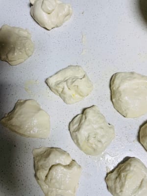 Dividere l'impasto in più parti uguali. Questa ricetta può essere suddivisa in 9 palline di pasta cruda.
