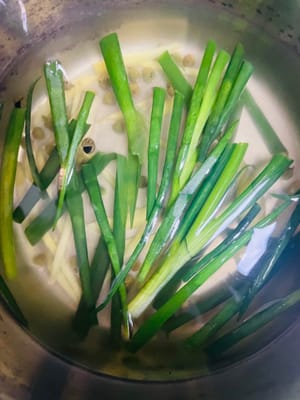 Preparare l'acqua speziata: prendere una quantità adeguata di zenzero, tagliarlo a striscioline, tagliare i cipollotti a spicchi e lavare i grani di pepe. Mettere il tutto in un contenitore, aggiungere 150 grammi di acqua bollente, lasciare in ammollo finché non si sprigiona l'aroma e lasciare raffreddare per un uso successivo.