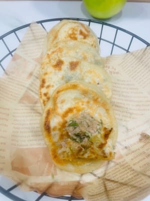 Frittelle senza lievito: per chi preferisce una consistenza gommosa e soda, una crosta croccante e un aroma di grano puro, le frittelle senza lievito potrebbero essere più adatte. Questo vale anche per chi apprezza la consistenza delle frittelle tradizionali e il piacere di masticarle.