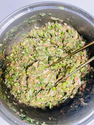 Aggiungere il finocchio: aggiungere il finocchio tritato alla carne macinata e continuare a mescolare finché la carne non è abbastanza soda da poter essere impugnata con una bacchetta.