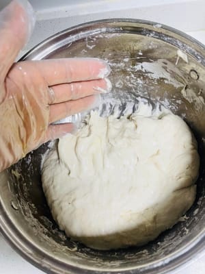 Portez des gants, vaporisez un peu d'huile sur vos mains, saisissez la pâte du bord du pot jusqu'au milieu, ne la saisissez pas directement par le milieu.