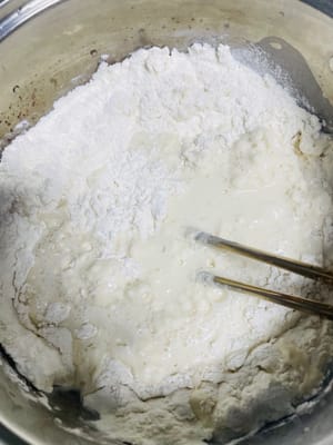 Dans un saladier, mélanger la farine, l’eau et le sel. Une fois la pâte agglomérée (utilisez des baguettes plutôt que vos mains, car elles risquent de coller), ajouter une cuillère à soupe d’huile et continuer à remuer jusqu’à obtenir une pâte lisse. Laisser reposer 2 heures.