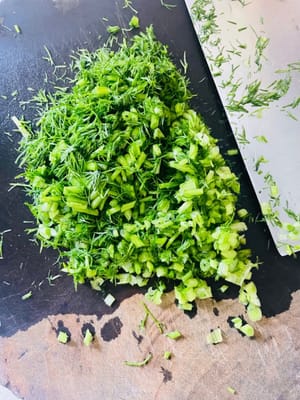 Preparare gli ingredienti: Lavare il finocchio, scolarlo e tritarlo.