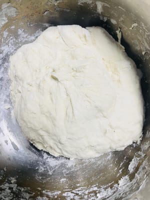 In una ciotola, mettete la farina, l'acqua e il sale e mescolate bene. Quando l'impasto avrà formato un composto grumoso (usate le bacchette, non le mani, perché si attaccherebbero), aggiungete un altro cucchiaio di olio e continuate a mescolare fino a ottenere un impasto liscio. Lasciate riposare per 2 ore.