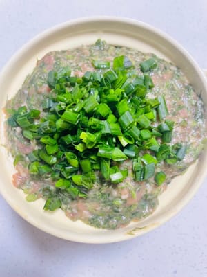 Aggiungere 30 g di olio di sesamo al ripieno e mescolare bene. Questo aiuterà a trattenere l'umidità. Poiché il ripieno è ricco di acqua, conservarlo in frigorifero per 2 ore per facilitarne l'avvolgimento successivo.