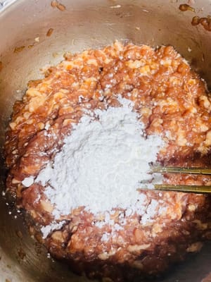 Aggiungere l'amido: Aggiungere 15 g di amido di mais al ripieno di carne e mescolare bene.
