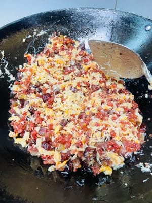 炒臘味
鍋裡倒油,下臘腸、臘肉碎,中小火炒出香味和油脂,再倒入蝦米瑤柱絲,小火炒香後盛出備用,鍋裡的油別洗鍋,